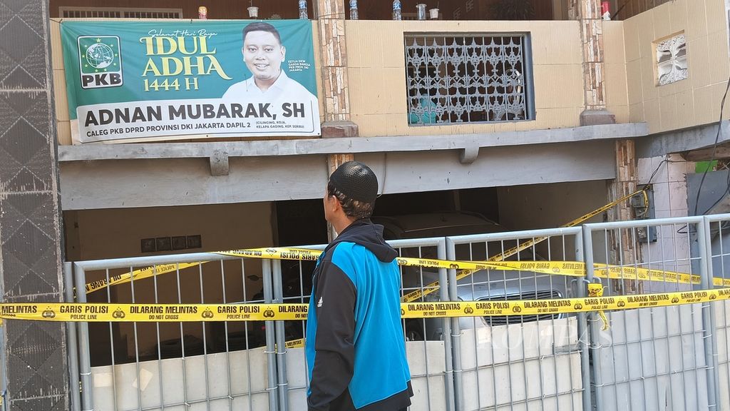 Seorang warga melihat kondisi rumah Hamka Rusdi (50) di Jalan Balai Rakyat V, RT 006 RW 003, Kelurahan Tugu Selatan, Kecamatan Koja, Jakarta Utara. Hamka dan anaknya, AQ, ditemukan tak bernyawa di dalam rumahnya.