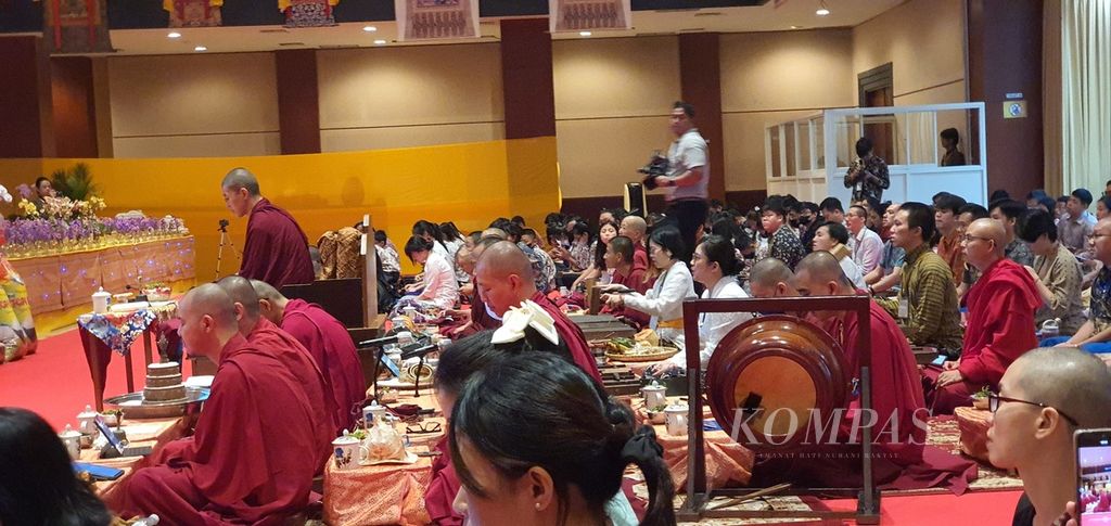 Para biksu dan umat Buddha melaksanakan peringatan hari Waisak 2567 di Prasadha Jinarakkhita, Jakarta, Minggu (4/6/2023). Doa dilantunkan dalam bahasa Kawi diiringi gamelan selonding.