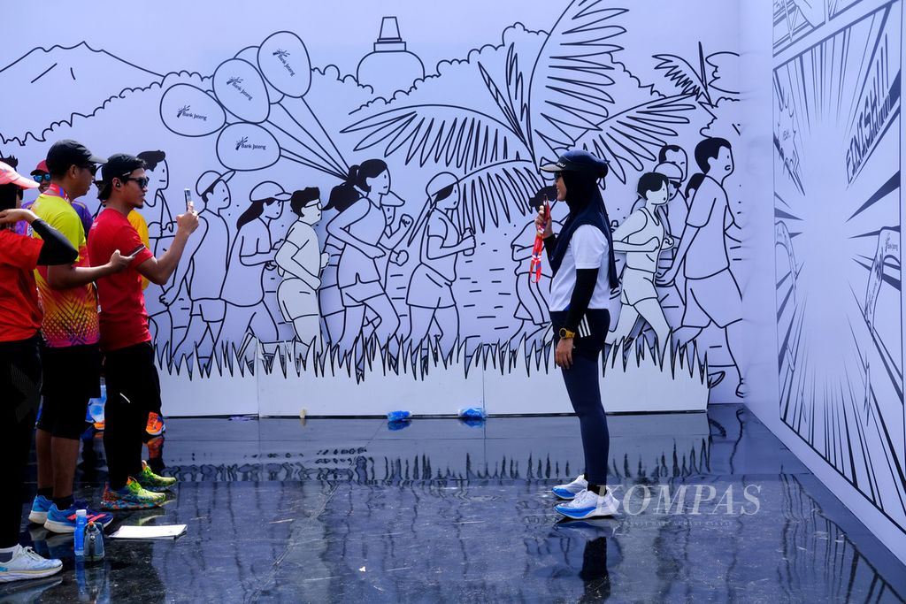 Para pelari Tilik Candi Borobudur Marathon 2022 Powered by Bank Jateng berfoto seusai menyelesaikan lomba di Taman Lumbini, Kompleks Candi Borobudur, Magelang, Jawa Tengah, Minggu (12/11/2022). Sebanyak 4.552 pelari mengikuti lomba lari dengan jarak 21,097 kilometer atau separuh maraton. 
