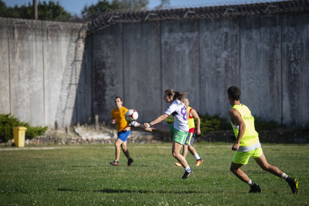 Narapidana Albania berusia 25 tahun, Ambra (tengah), bermain sepak bola dengan narapidana pria lainnya di penjara Teixeiro, Spanyol, Kamis (5/10/2023). 