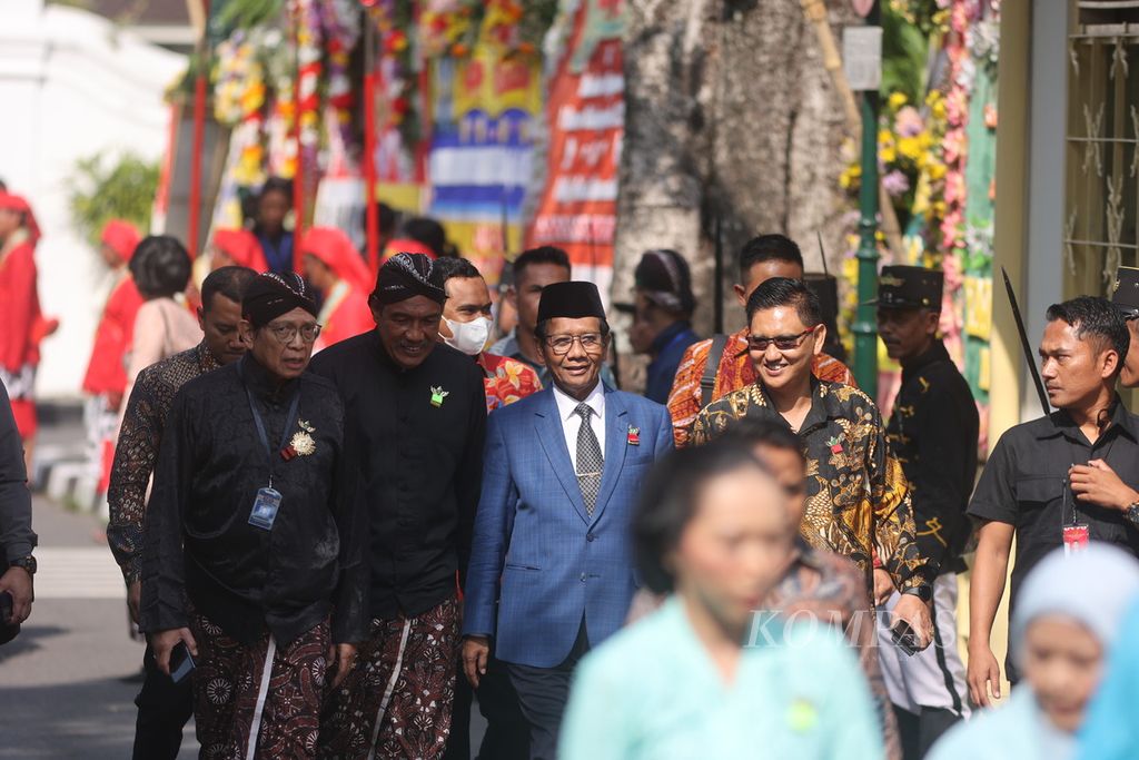 Calon wakil presiden nomor urut 3, Mahfud MD, menghadiri acara Dhaup Ageng di Puro Pakualaman, Yogyakarta, Rabu (10/1/2024). 