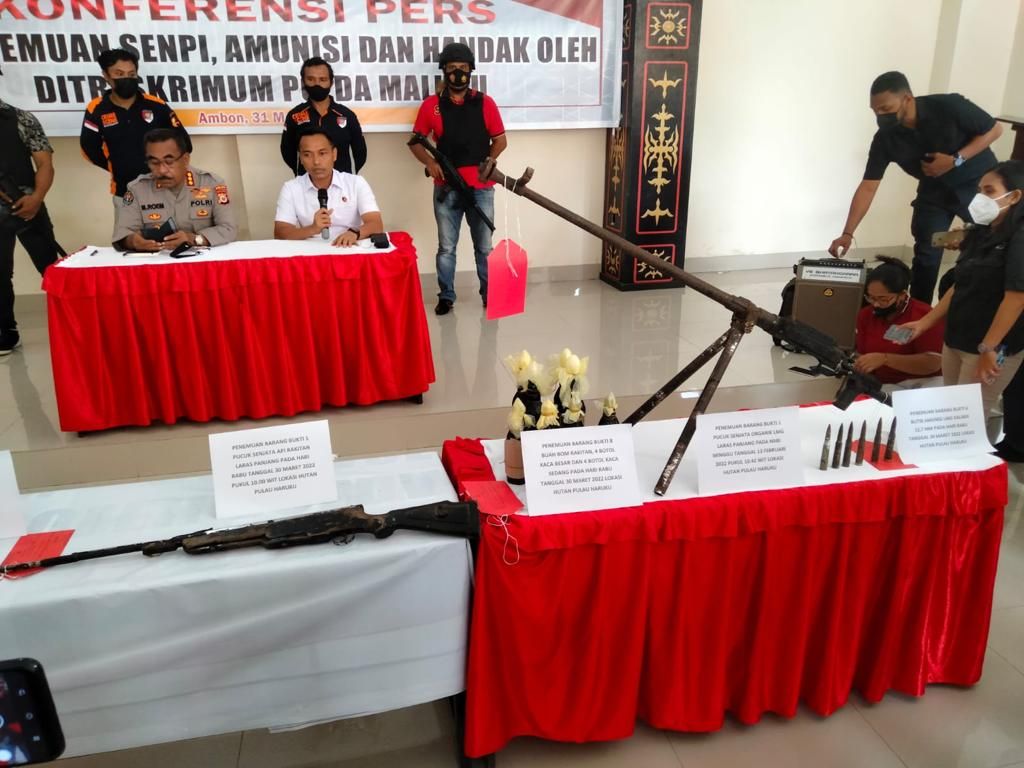 Barang bukti berupa senjata api, amunisi, dan bahan peledak digelar dalam konferensi pers di Markas Polda Maluku pada Kamis (31/3/2022). Bahan berbahaya itu ditemukan aparat di hutan Pulau Haruku, Kabupaten Maluku Tengah, Maluku.
