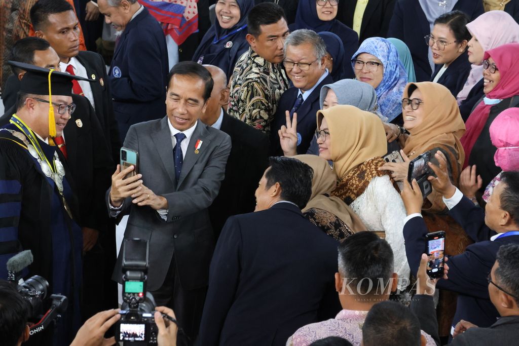Banyak dosen dan undangan yang hadir dalam Dies Natalis ke-60 IPB University mengajak Presiden Joko Widodo berfoto bersama. Dies Natalis ini dilangsungkan di kampus IPB Dramaga, Kabupaten Bogor, Jumat (15/9/2023).