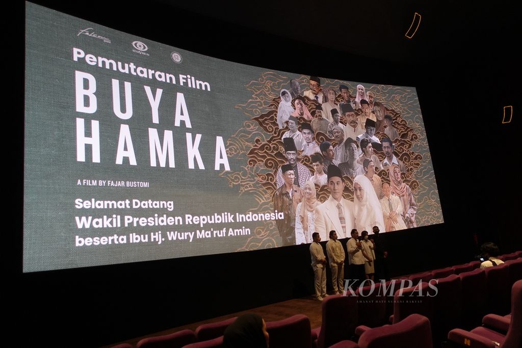 Suasana jelang pemutaran perdana film <i>Buya Hamka</i> besutan sutradara Fajar Bustomi di Studio II Epicentrum XXI, Jalan HR Rasuna Said, Setiabudi, Jakarta Selatan, Selasa (21/3/2023). Acara tersebut dihadiri Wakil Presiden Ma’ruf Amin dan Ibu Wury Ma’ruf Amin.