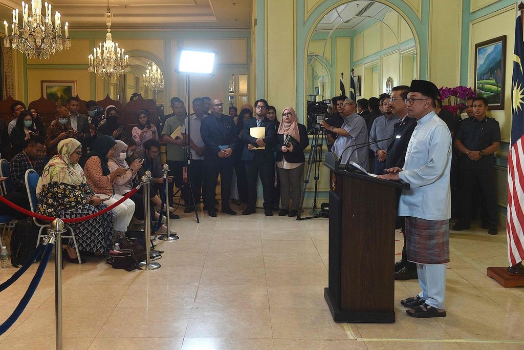 Perdana Menteri Malaysia Anwar Ibrahim (kanan, berdiri di podium) mengumumkan susunan kabinet saat konferensi pers di kantor Perdana Menteri di Putrajaya, Malaysia, Jumat (2/12/2022). 