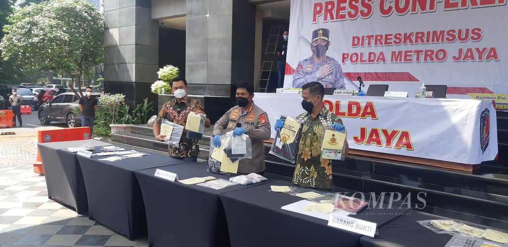 Polda Metro Jaya menunjukkan barang bukti yang disita dari 11 tersangka karyawan perusahan peminjaman daring ilegal di Jakarta, Jumat (27/5/2022).