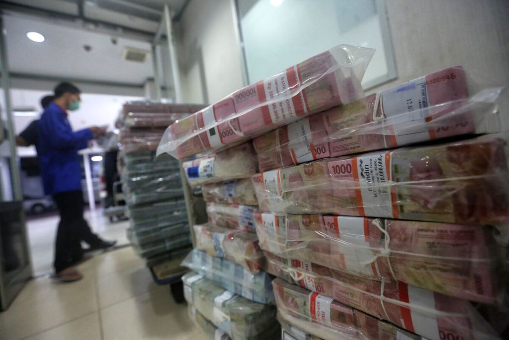 Petugas menyiapkan uang kertas di Cash Center Bank Mandiri, Jakarta, untuk dikirim ke kantor cabang, Rabu (14/4/2021). 