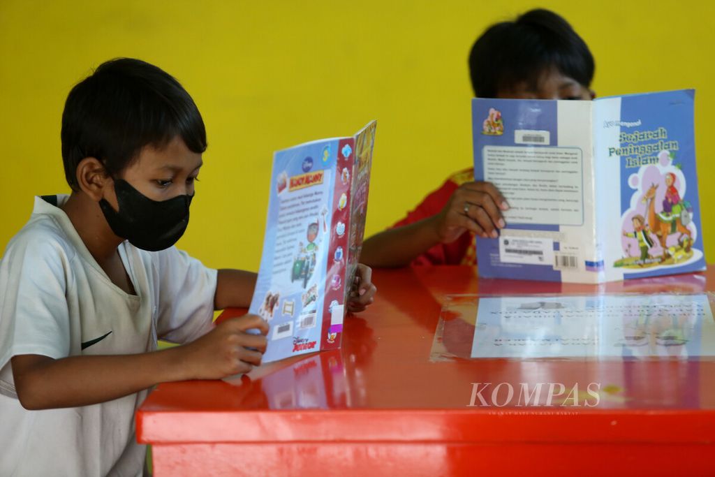 Anak-anak membaca koleksi buku di Perpustakaan Umum dan Depo Arsip di Rawa Bunga, Jatinegara, Jakarta Timur, Selasa (28/12/2021). Sebagian anak-anak memilih untuk memanfaatkan waktu libur sekolah dengan mengunjungi perpustakaan umum. Perpustakaan ini menyediakan 17.000 koleksi buku kategori anak-anak. Keberadaan perpustakaan ini menjadi oase bagi anak-anak yang memiliki minat membaca.
