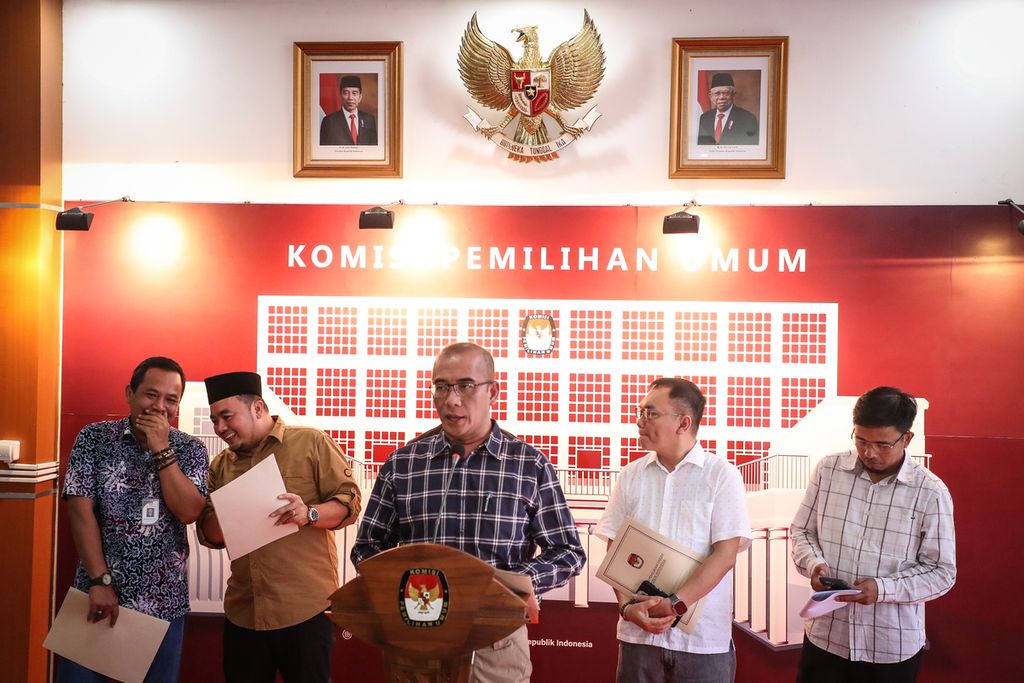 Ketua KPU Hasyim Asy'ari (tengah) berbicara dalam konferensi pers di kantor KPU, Jakarta, Minggu (30/4/2023). 