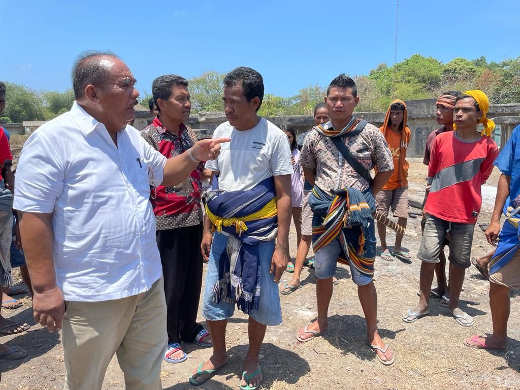 Seorang anggota staf Pemerintah Kabupaten Sumba Barat Daya, NTT, Sabtu (24/9/2022), meninjau kasus kebakaran rumah adat di Kampung Adat Wainyapu.