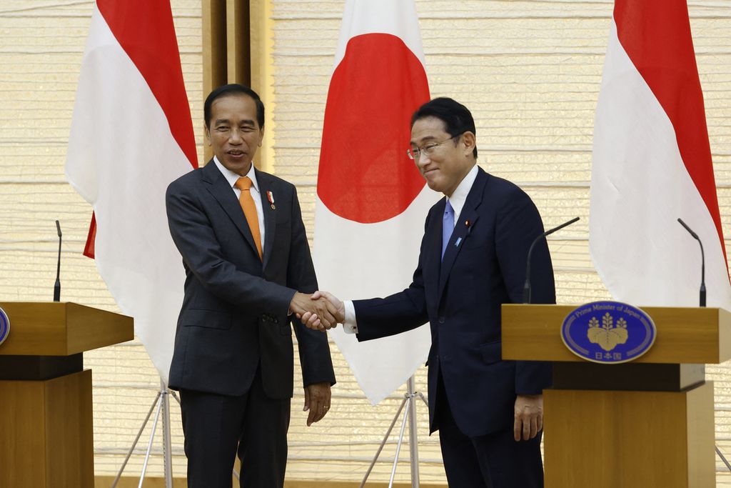 Presiden Joko Widodo dan Perdana Menteri Jepang Fumio Kishida berjabat tangan setelah selesai mengadakan konferensi pers bersama di kantor perdana menteri di Tokyo, Rabu (27/7/2022). 
