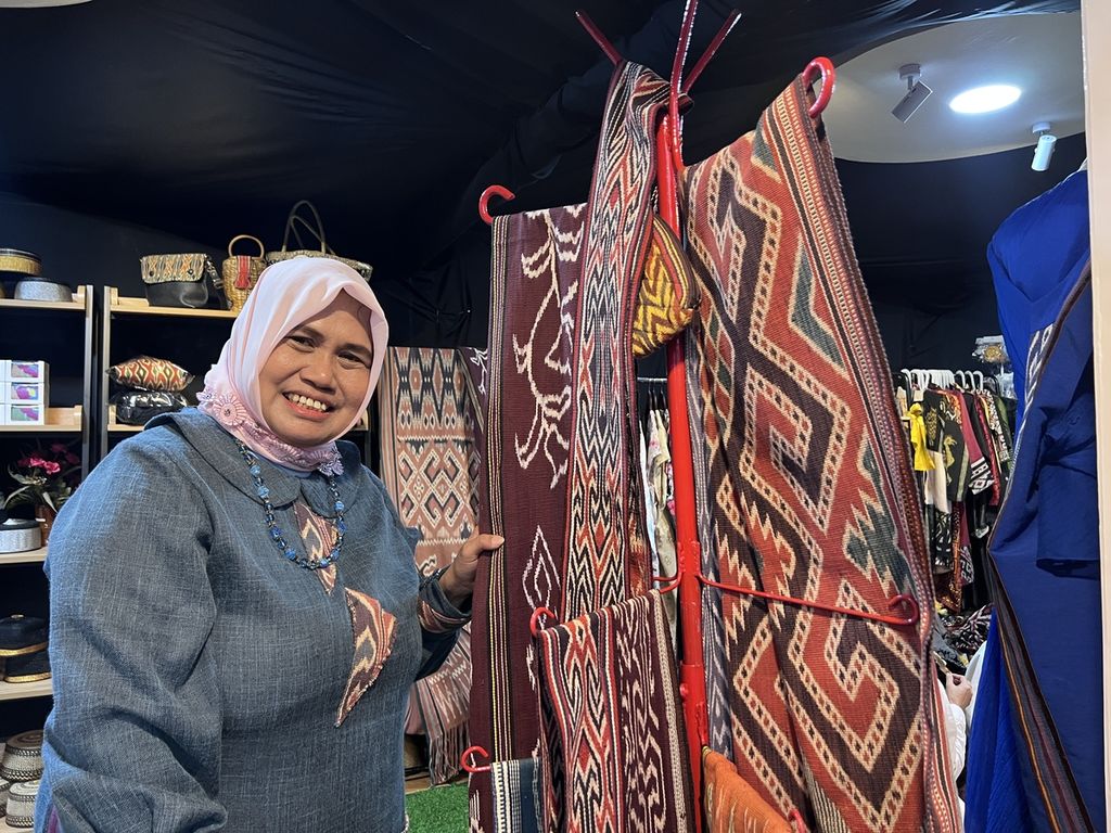 Lindayati, pemilik usaha tenun rumahan, memperkenalkan produknya berupa tenun Seko Mandi yang berasal dari Mamuju, Sulawesi Barat, di ajang F8, Makassar, Sabtu (10/9/2022).