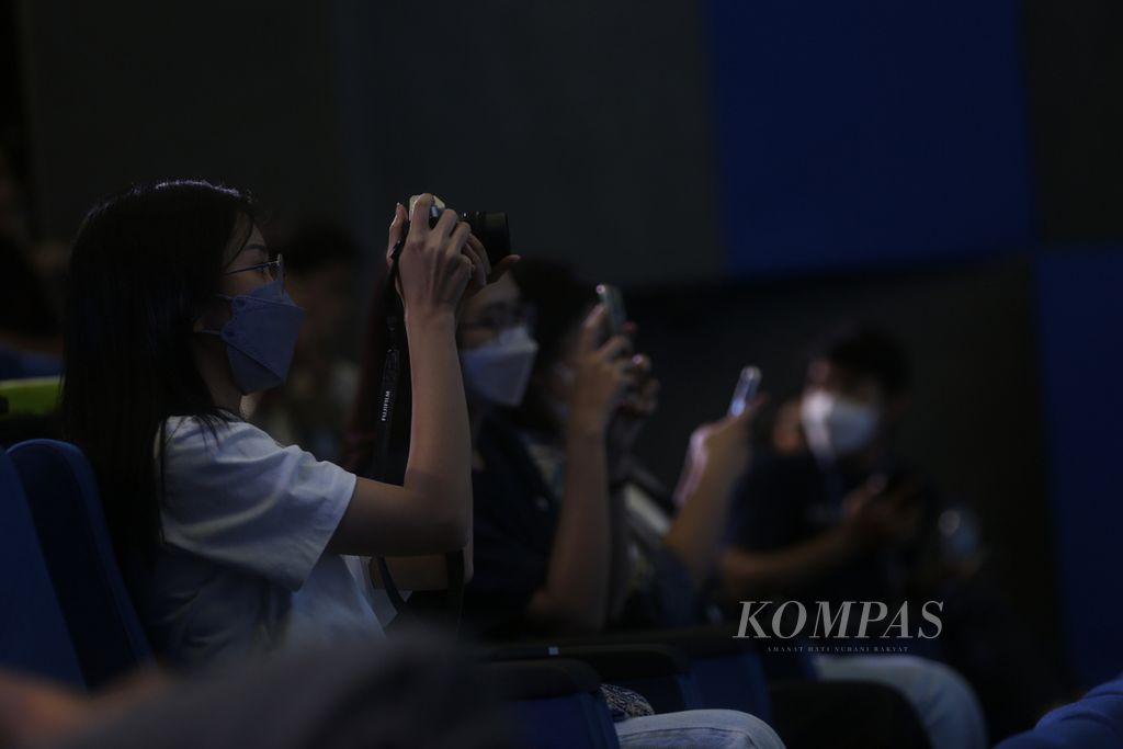 Mahasiswa peserta acara Kompas100 Forum: CEO on Stage memotret para pembicara di Gedung Fakuktas Teknik UI, Depok, Jakarta, Senin (21/11/2022). 