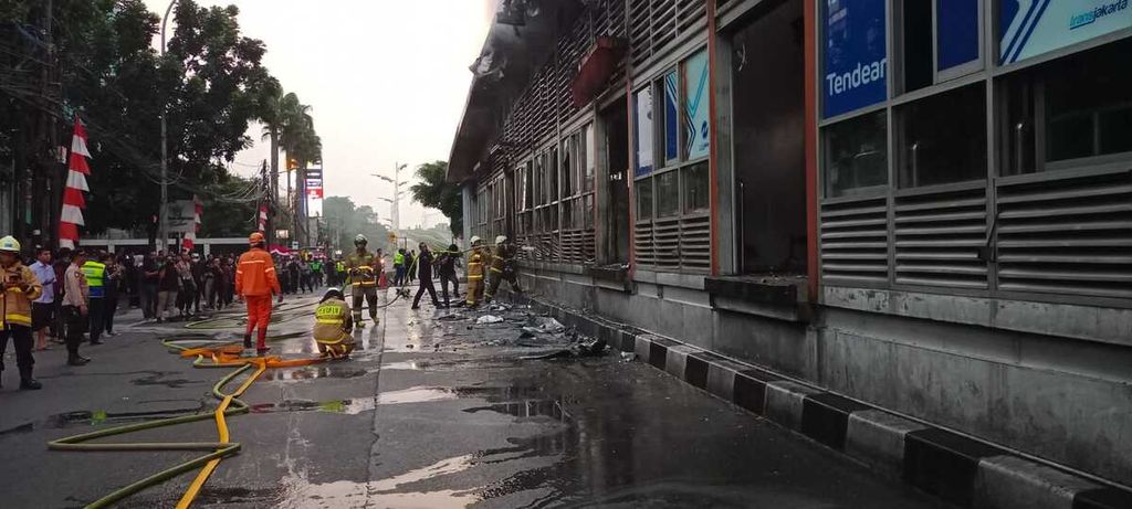 Kondisi Halte Transjakarta Tendean, Mampang Prapatan, Jakarta Selatan, yang terbakar pada Senin (14/8/2023) sore.
