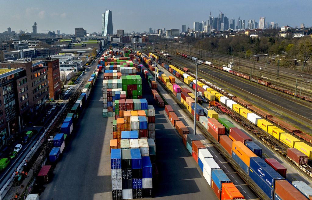Kontainer-kontainer ditampung di sebuah terminal kargo di Frankfurt, Jerman, 21 Maret 2024. 