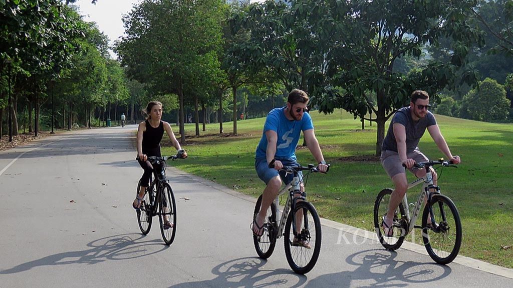 Sebagai kota tujuan wisata, Singapura juga bisa dinikmati dengan bersepeda. Salah satunya terlihat di East Coast Park, wilayah timur Singapura. Terbentang sejauh 20 km dari arah Changi, jalur sepeda di taman ini mengarah ke kawasan ikonik Marina Bay. Pengunjung taman juga bisa menyewa sepeda di lokasi apabila tidak membawa sepeda.