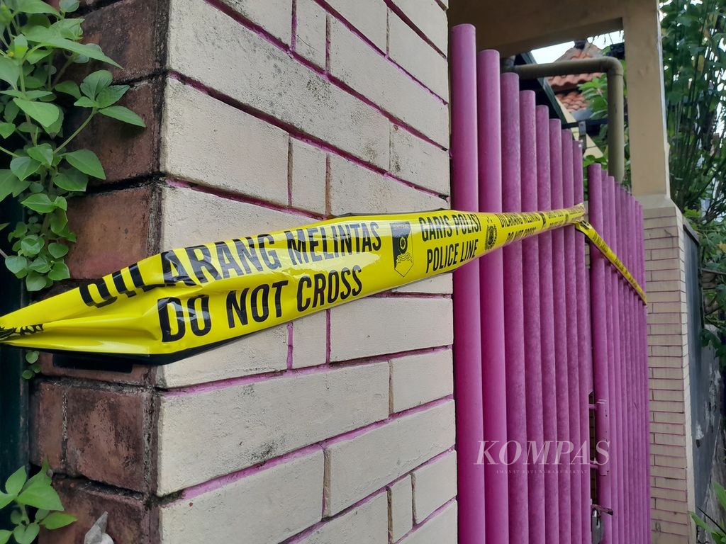 A police line stretches across the fence at the location of the murder accompanied by mutilation by the husband of the wife in Bunulrejo Village, Blimbing District, Malang City, East Java, Sunday (31/12/2023)