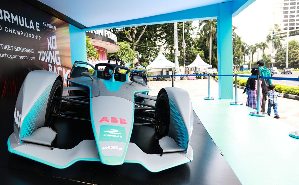 Tampak depan replika mobil balap Formula E generasi kedua yang dipajang di Bundaran Hotel Indonesia, Jakarta Pusat, Minggu (29/5/2022).