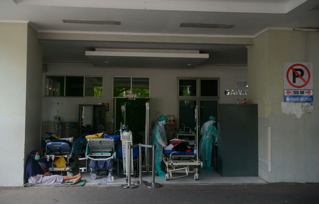 Tenaga kesehatan yang menangani pasien dengan dirawat di selasar depan IGD Rumah Sakit Dr Kariadi, Kota Semarang, Jawa Tengah, Selasa (15/6/2021). Keterbatasan tempat membuat sebagian pasien harus dirawat sementara di depan instalasi gawat darurat.