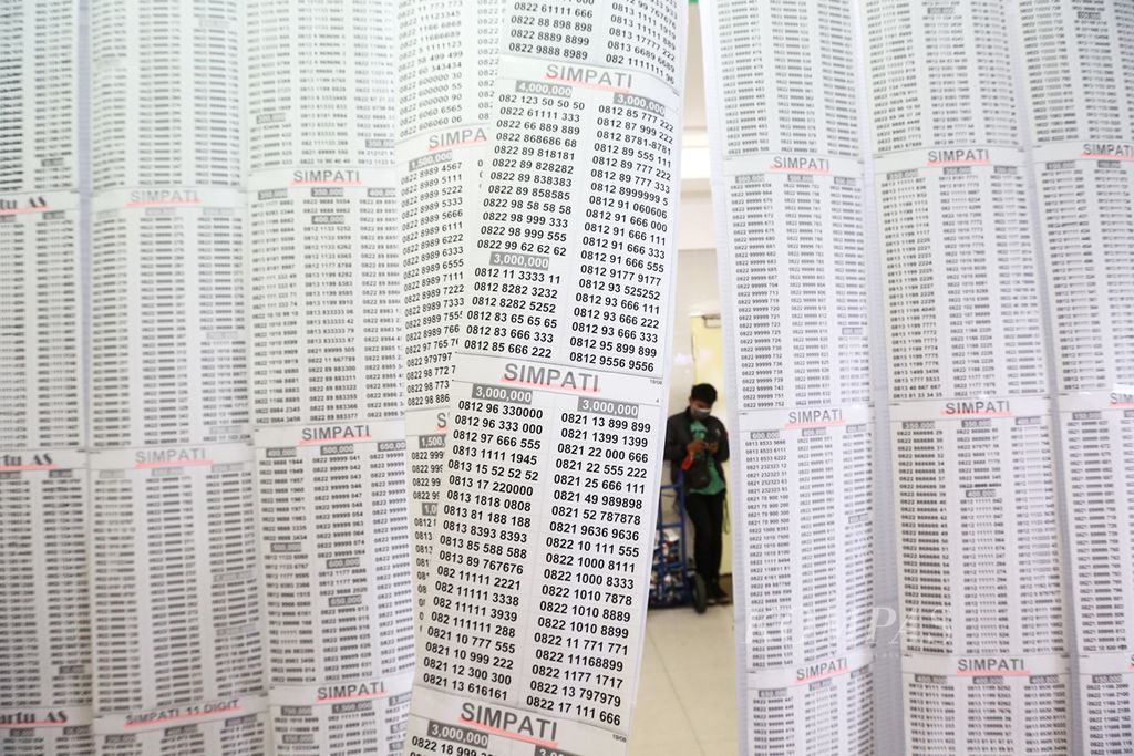 Nomor perdana kartu seluler dari sejumlah operator ditawarkan pedagang di ITC Roxy, Jakarta, Selasa (10/9/2019). Pemerintah mewajibkan registrasi nomor telepon seluler menggunakan data tunggal kependudukan. 