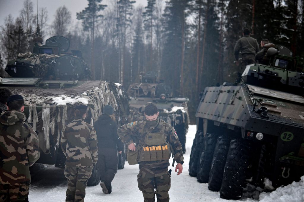 Tentara Perancis mengikuti latihan perang bersama anggota Pakta Pertahanan Atlantik Utara (NATO) di Estonia, Minggu (6/2/2022). Para anggota NATO terus menambah kekuatan di sekitar Rusia di tengah ketegangan Rusia-Ukraina.