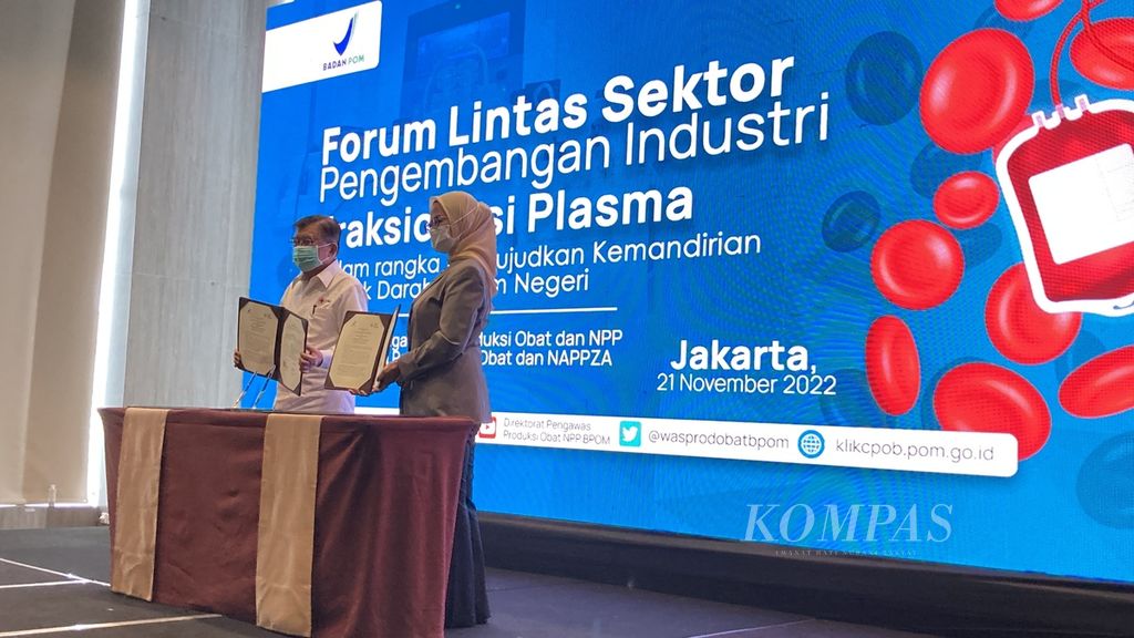 Ketua Umum Palang Merah Indonesia (PMI) Jusuf Kalla (kiri) serta Kepala Badan Pengawas Obat dan Makanan (BPOM) Penny K Lukito (kanan) menandatangani nota kesepahaman di Jakarta, Senin (21/11/2022). Keduanya memperbarui nota kesepahaman untuk meningkatkan penyediaan dan mutu produk darah.