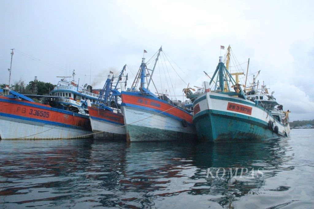Kapal yang berlabuh di perairan sekitar Pulau Benjina, Kabupaten Kepulauan Aru, Maluku, Rabu (1/4/2015).