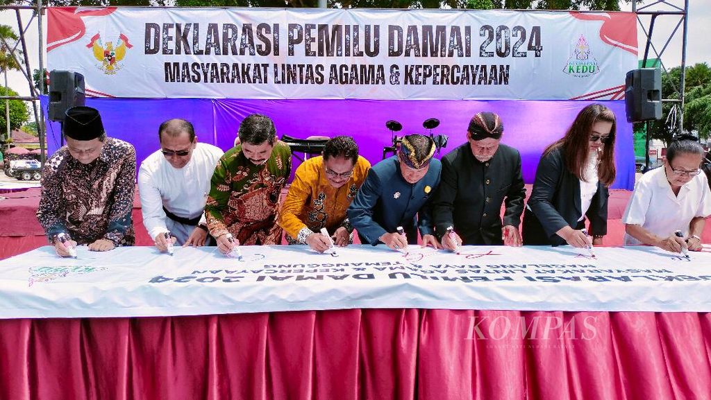 Perwakilan umat beragama dan perwakilan Pemerintah Kota Magelang bersama-sama menandatangani deklarasi pemilu damai di Alun-alun Magelang, Sabtu (25/11/2023).