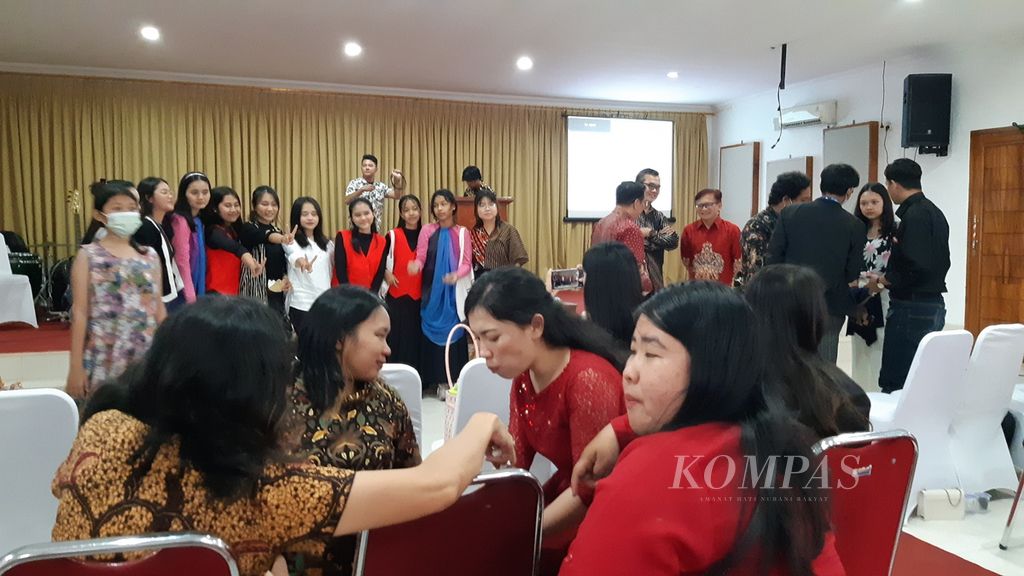 Jemaat berfoto seusai ibadah di Gereja Kristen Kemah Daud di Kecamatan Rajabasa, Kota Bandar Lampung, Minggu (26/2/2023). Hari itu, sekitar 150 orang jemaat gereja menjalani ibadah dengan penjagaan aparat.