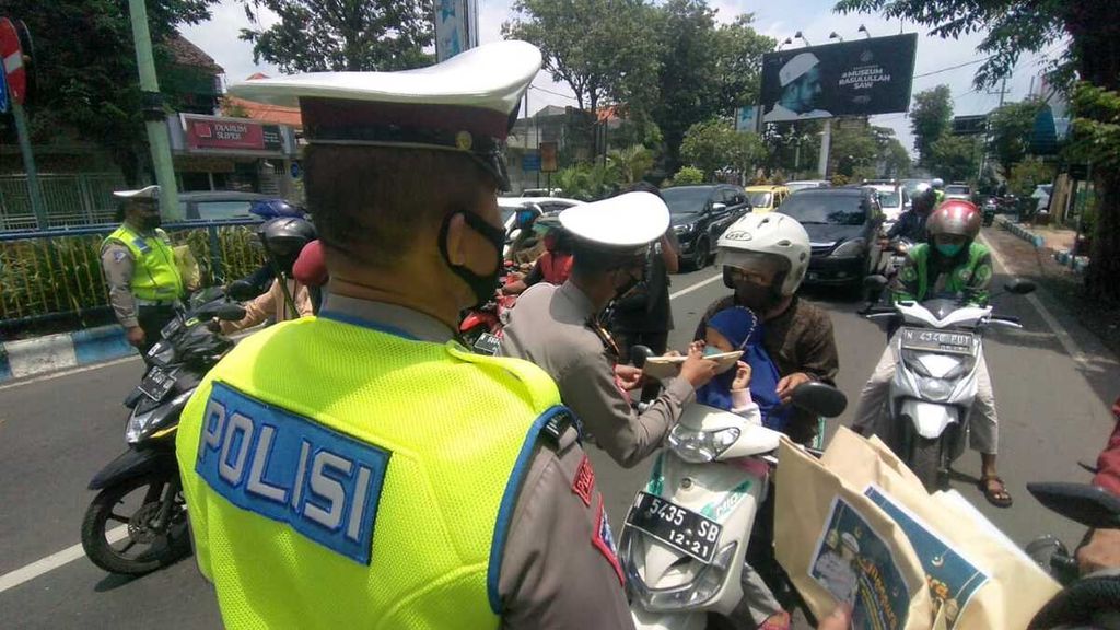 Suasana razia lalu lintas yang digelar aparat Kepolisian Resor Kota Probolinggo Kota, Senin (21/3/2022).