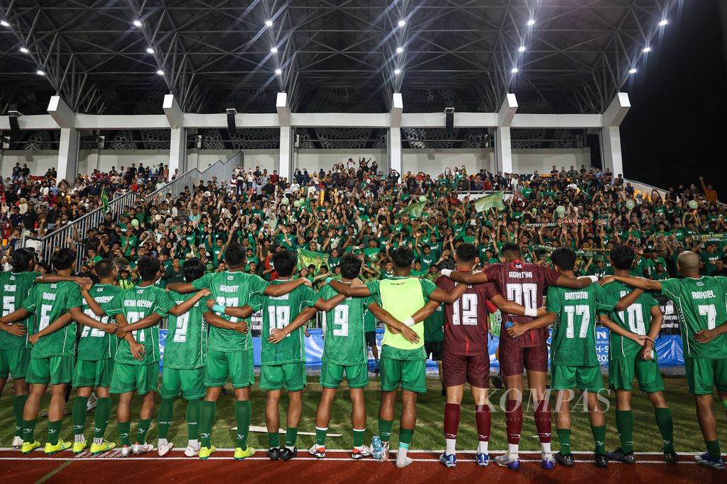 Pemain Jawa Timur merayakan kemenangan bersama suporter setelah mengalahkan Jawa Barat pada final sepak bola PON Aceh-Sumut 2024 di Stadion Harapan Bangsa, Banda Aceh, Rabu (18/9/2024). Jatim menang 1-0. 