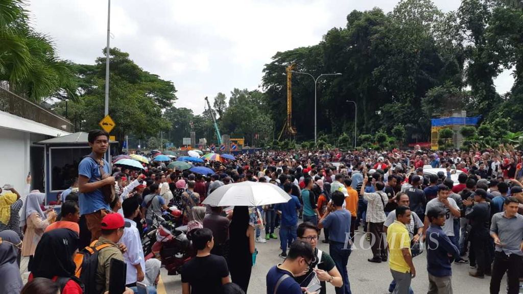 Warga Indonesia memadati jalan di luar KBRI Kuala Lumpur untuk mengikuti Pemilu 2019, yang digelar pada Minggu (14/4/2019).