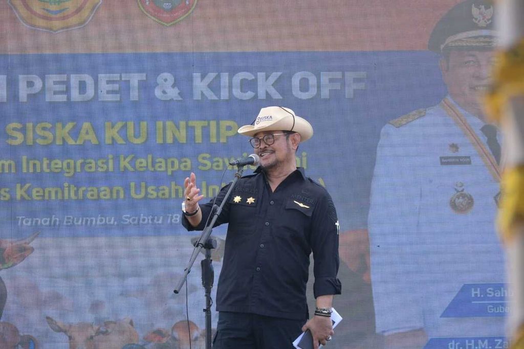 Menteri Pertanian Syahrul Yasin Limpo dalam acara <i>kick off</i> program Sistem Integrasi Kelapa Sawit-Sapi Berbasis Kemitraan Usaha Ternak Inti Plasma atau Siska Kuintip di Satui, Kabupaten Tanah Bumbu, Kalimantan Selatan, Sabtu (18/3/2023).