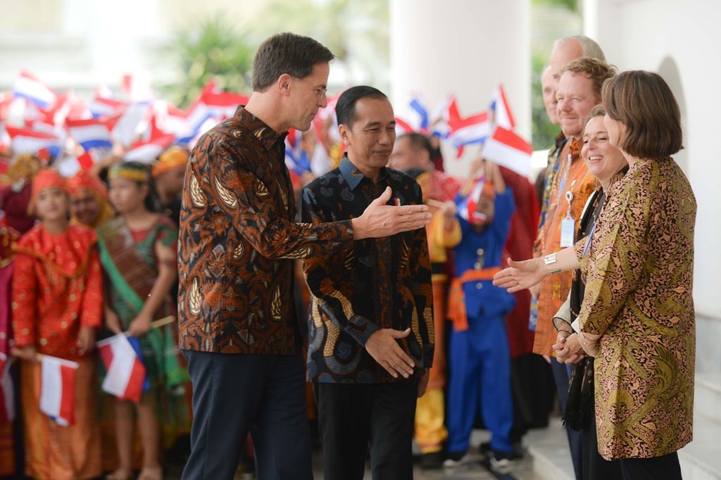Presiden Joko Widodo menyambut kunjungan Perdana Menteri (PM) Belanda Mark Rutte di Istana Kepresidenan, Bogor, Jawa Barat, Senin (7/10/2019). Kunjungan Perdana Menteri Rutte ke Indonesia menjadi bagian dari rangkaian lawatannya ke Asia Tenggara dan Pasifik.Kompas/Wawan H Prabowo