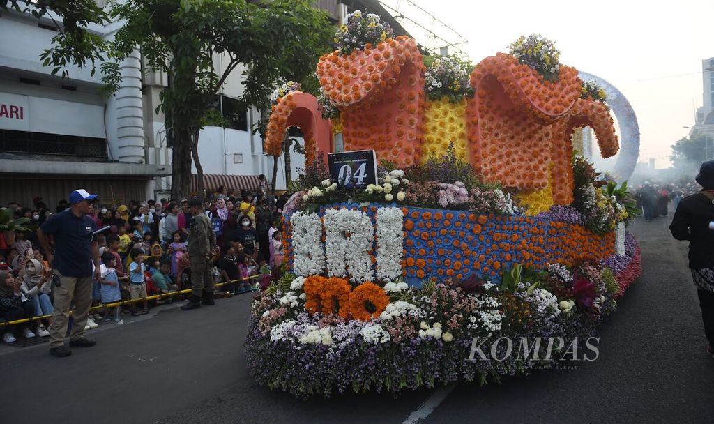 Mobil hias BRI saat Parade Bunga dan Budaya dalam rangkaian Surabaya Vaganza menyambut Hari Jadi Kota Surabaya (HJKS) Ke-730, Surabaya, Jawa Timur, Sabtu (27/5/2023). 