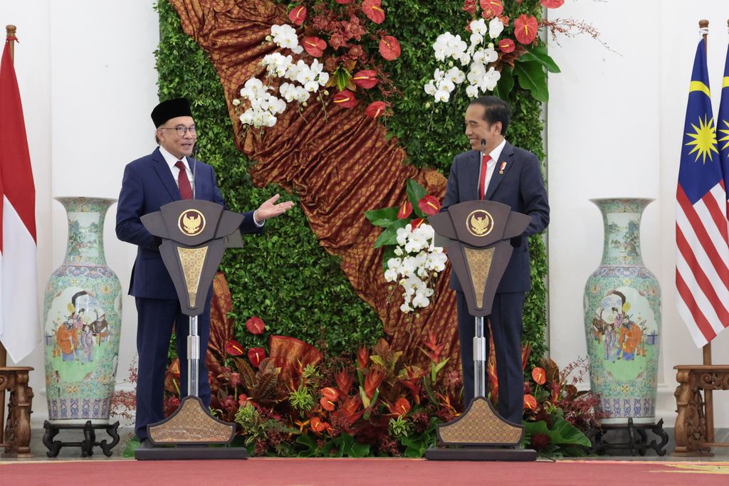 Presiden Joko Widodo saat bertemu Perdana Menteri Malaysia Anwar Ibrahim, di Istana Kepresidenan Bogor, Jawa Barat, Senin (9/1/2023). 