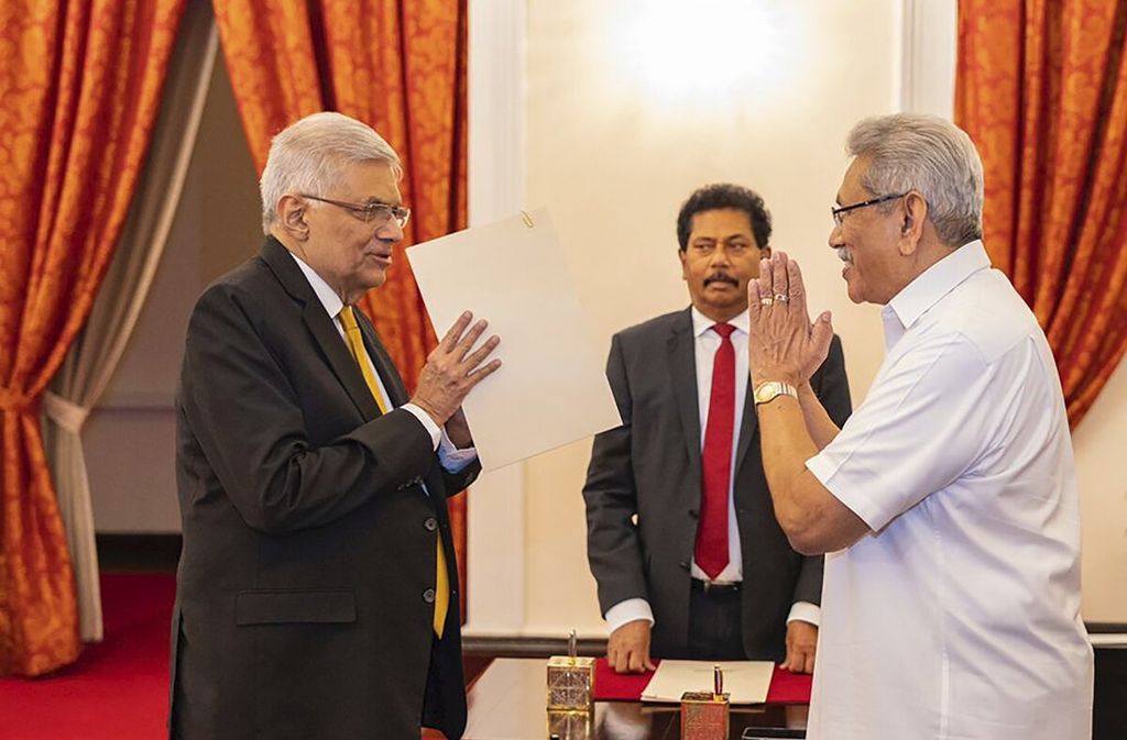 Foto yang dirilis Kantor Kepresidenan Sri Lanka menunjukkan, Presiden Gotabaya Rajapaksa (kanan) menyapa Ranil Wickremesinghe saat pengambilan sumpah sebagai perdana menteri baru di Colombo, 12 Mei 2022. Presiden dan perdana menteri Sri Lanka setuju untuk mundur dari jabatannya setelah pemrotes menduduki kediaman resmi mereka dan menuntut keduanya mengundurkan diri. 