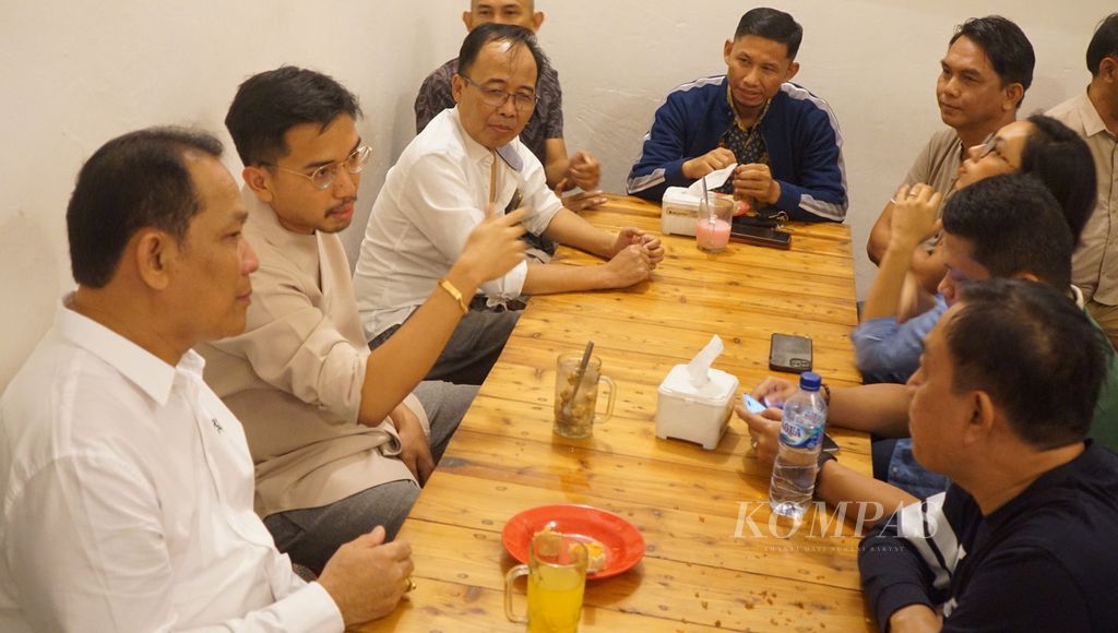 Pemimpin Pura Mangkunegaran KGPAA Mangkunegara X (kedua dari kiri) menemui enam partai politik di Kota Surakarta, Jawa Tengah, Minggu (28/7/2024).