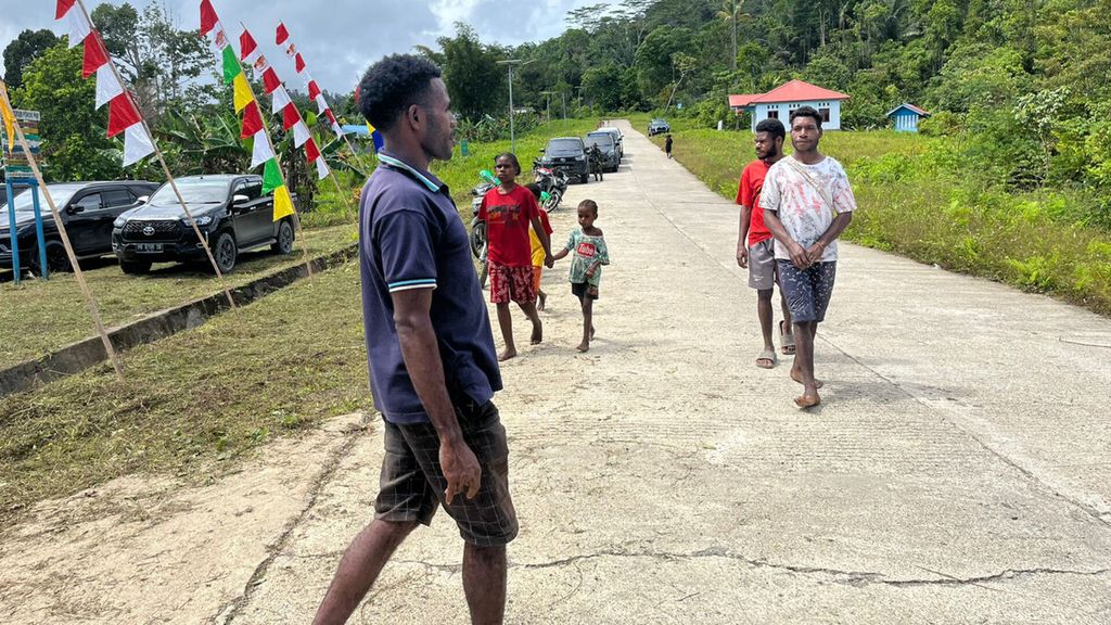 Masyarakat di Distrik Bamusbama, Kabupaten Tambrauw, Papua Barat Daya, Selasa (13/6/2023).