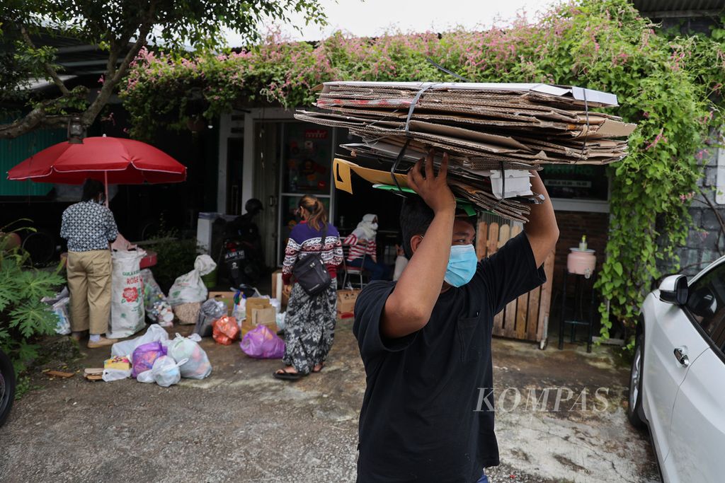 Tim Daur Resik mengangkut sampah anorganik yang disetor oleh warga di salah satu titik kumpul di kawasan Pakem, Sleman, DI Yogyakarta, Kamis (24/2/2022).