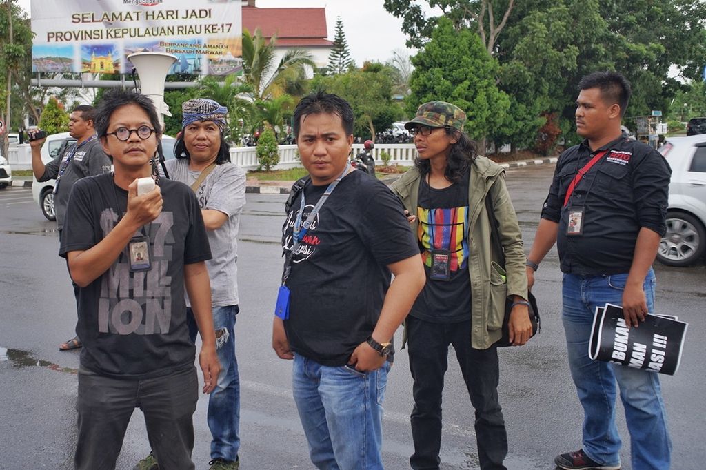 Ketua Aliansi Jurnalis Independen Kota Batam Slamet Widodo (kiri) saat berorasi menuntut polisi untuk menjamin kerja wartawan di Alun-alun Engku Putri, Batam, Kepulauan Riau, Senin (30/9/2019).
