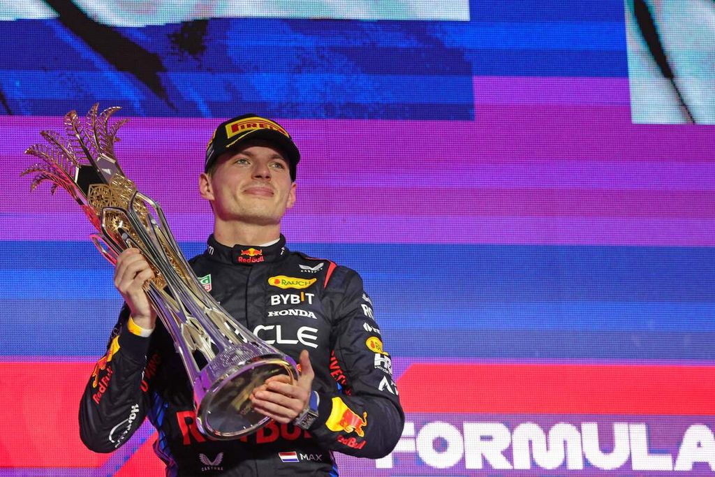 Pebalap tim Red Bull Racing, Max Verstappen, merayakan kemenagan pada F1 seri Arab Suadi di Sirkuit Jeddah Corniche, Jeddah, Minggu (9/3/2024) 