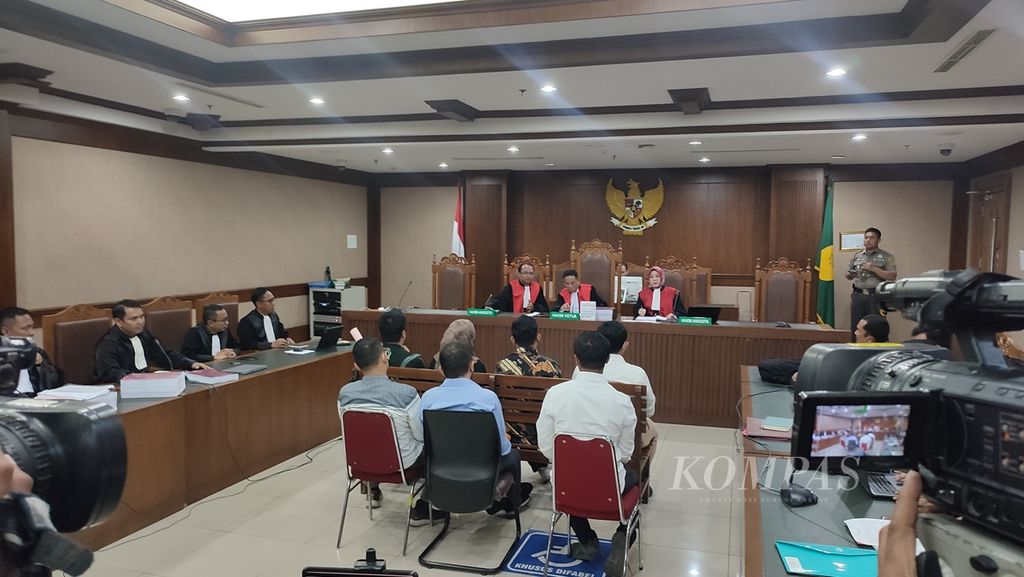 Pembacaan surat dakwaan terhadap tujuh terdakwa yang merupakan Panitia Pemilihan Luar Negeri Kuala Lumpur di Pengadilan Negeri Jakarta Pusat, Rabu (13/3/2024), di Jakarta.