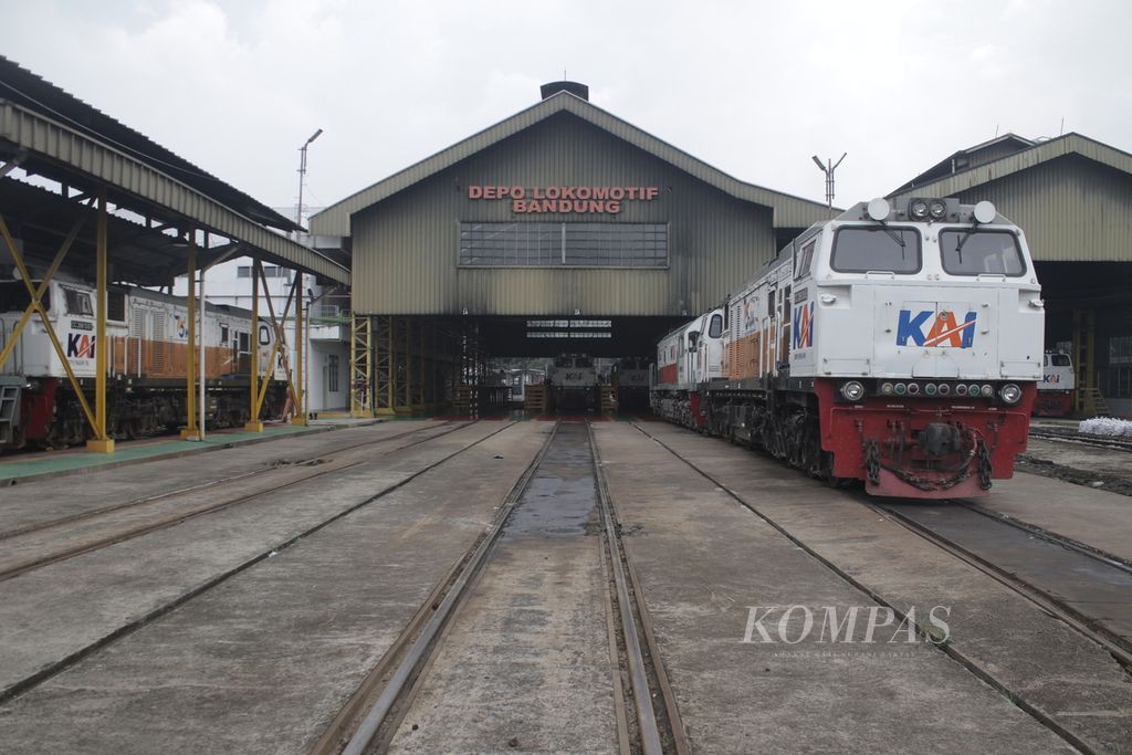 Sejumlah lokomotif tersimpan di Depo Lokomotif PT Kereta Api Indonesia Daerah Operasi II Bandung, Kecamatan Cicendo, Kota Bandung, Jawa Barat, Kamis (6/5/2021).