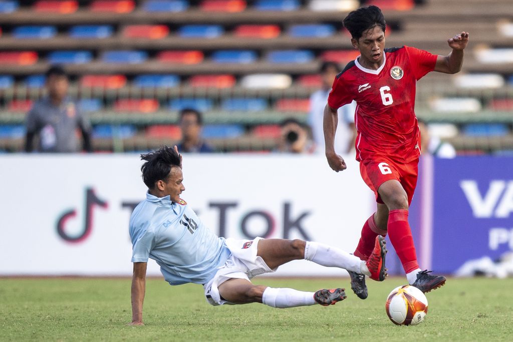 Pemain sepak bola Myanmar, Ar Kar Kyaw (kiri), berusaha menghadang laju pemain Indonesia U-22, Ananda Raehan A, saat pertandingan Grup A Sepak Bola SEA Games 2023 di Stadion National Olympic, Phnom Penh, Kamboja, Kamis (4/5/2023). I