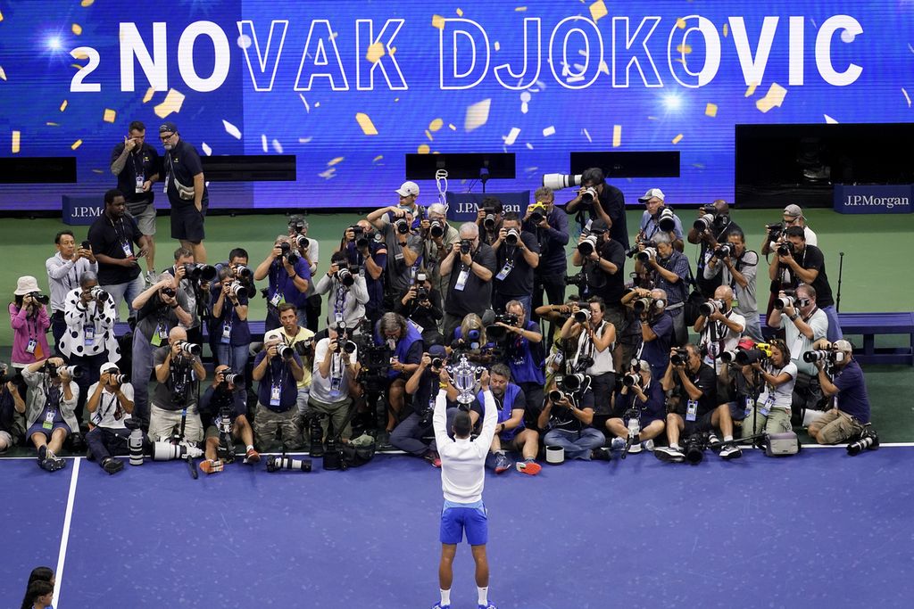 Para fotografer mengabadikan momen ketika petenis Serbia, Novak Djokovic, mengangkat trofi juara seusai final tunggal putra turnamen tenis Grand Slam Amerika Serikat Terbuka 2023 di Arthue Ashe Stadium, Pusat Tenis Nasional Billie Jean King, New York, AS, Senin (11/9/2023) dini hari WIB.