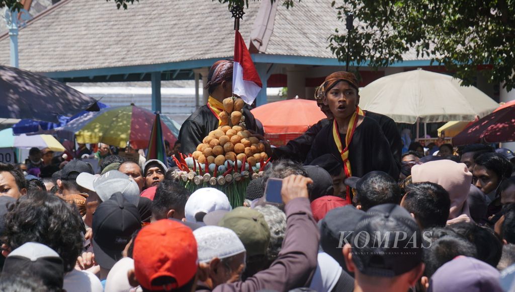 Abdi dalem menjaga gunungan yang akan diperebutkan warga dalam &quot;Grebeg Maulud&quot; yang diadakan Keraton Surakarta, di Masjid Agung Keraton Surakarta, Kota Surakarta, Jawa Tengah, Senin (16/9/2024). 