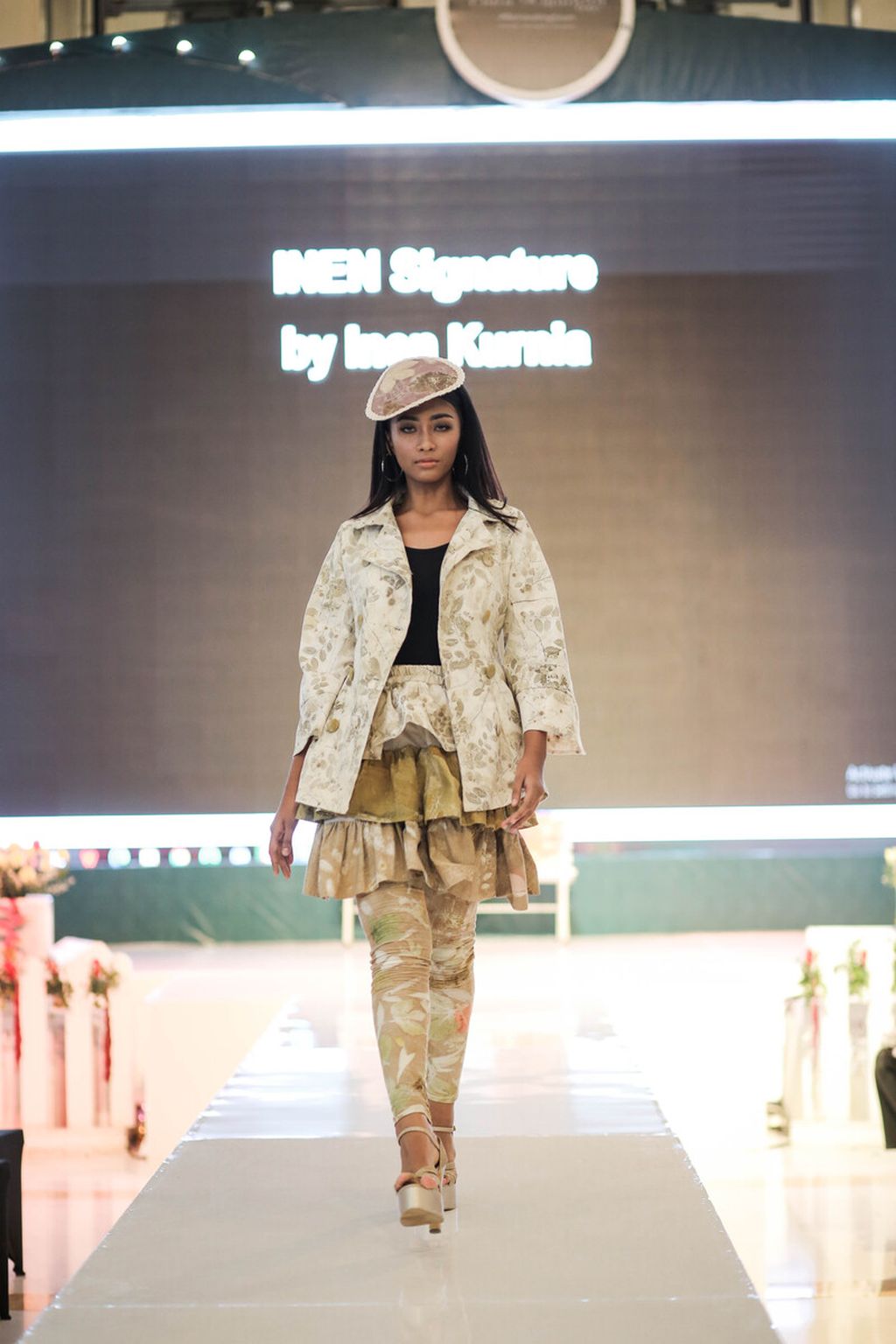 Karya Inen Kurnia diperagakan saat Ecoprint Fashion Week 2022 di Jakarta, Kamis (7/4/2022).