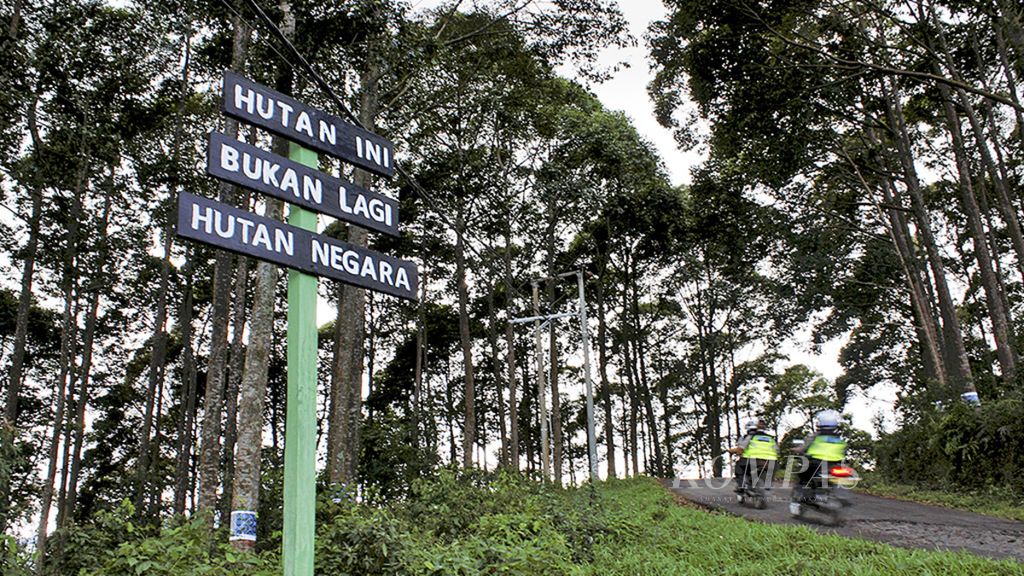 Plang penanda wilayah hutan adat dipasang di pinggir jalan wilayah Kasepuhan Karang di Desa Jagaraksa, Kecamatan Muncang, Kabupaten Lebak, Banten, Sabtu (16/12/2017).