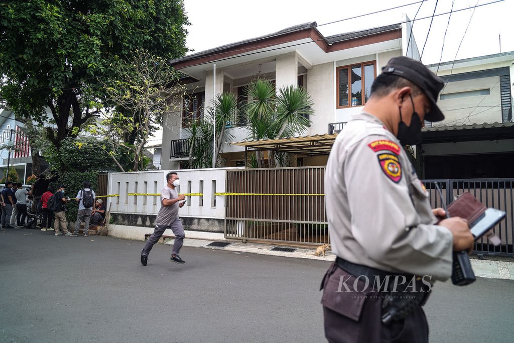 Polisi berjaga di luar rumah dinas yang menjadi tempat kejadian perkara kasus penembakan Brigadir Nofriansyah Yosua Hutabarat (J) di rumah dinas Kadiv Propam nonaktif Irjen Ferdy Sambo di Duren Tiga, Jakarta, Sabtu (23/7/2022). 